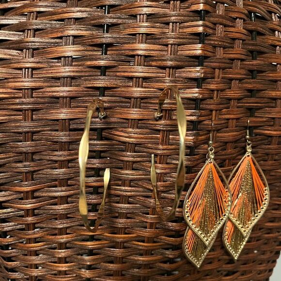 Large gold tone festival earrings feathers / big gold hoops with hammer details - Picture 4 of 6